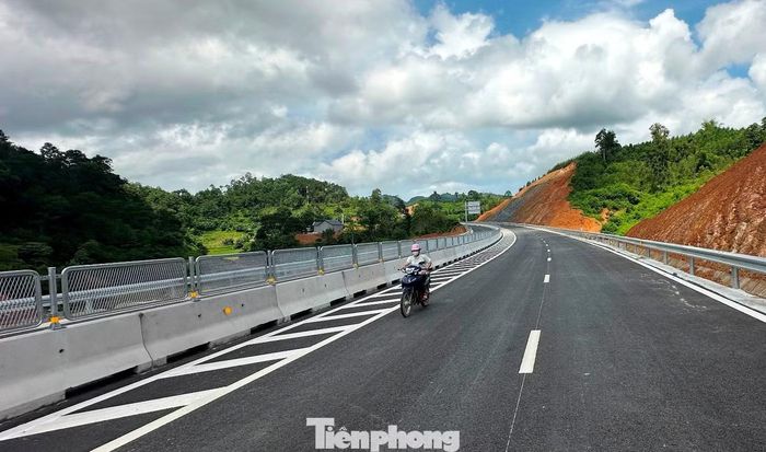 Ngoài nam thanh niên di chuyển thành từng "tốp", đi lên công trường cao tốc có cả phụ nữ.