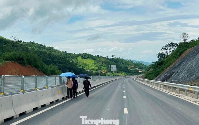 Tại đoạn đi qua xã Chi Lăng còn thường xuyên có người đi bộ đi lên công trường cao tốc.