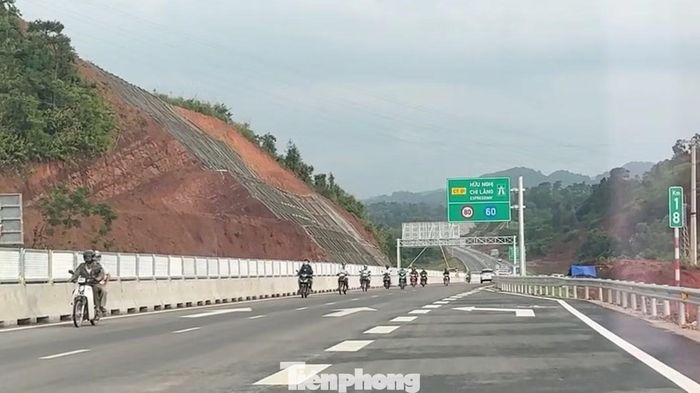 Xe máy chạy nối đuôi nhau thành hàng dài trên công trường cao tốc Hữu Nghị - Chi Lăng những ngày qua.