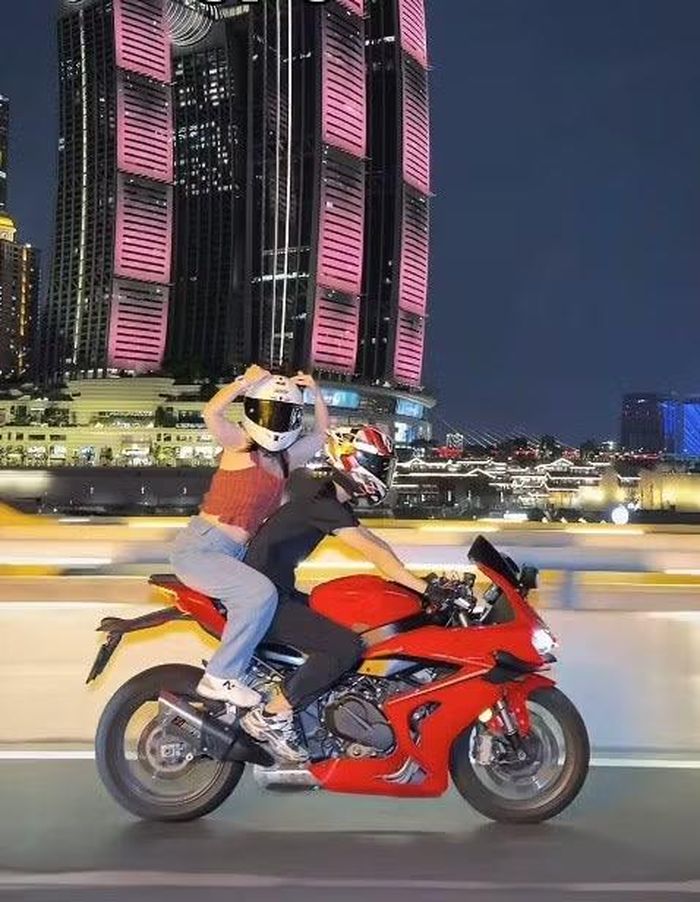 Giới trẻ thích thú khi trải nghiệm hot trend quay video đi mô tô ở Trùng Khánh.