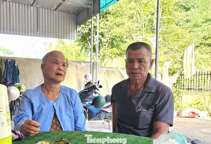 Từ khi con gặp nạn, vợ chồng ông Vi Văn Vương (bố mẹ anh Quyến) lo lắng, chạy vạy khắp nơi để mượn tiền điều trị cho 2 con.