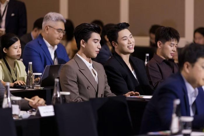 Cap hình: Các nghệ sĩ đến chúc mừng DatVietVAC trong sự kiện DatVietVAC Premiere "Say Hi" - The IPO of V-Culture.