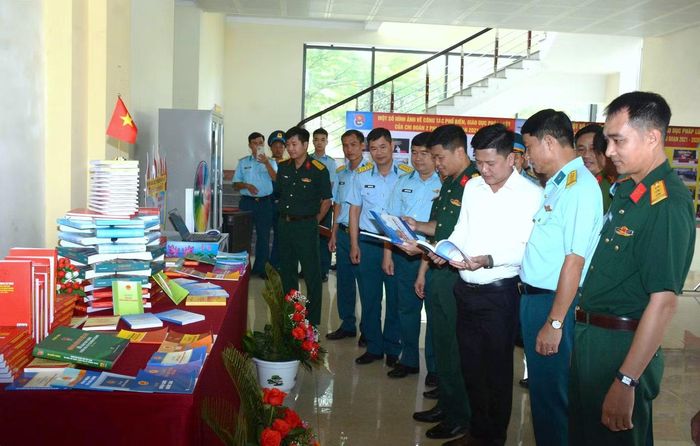 Lãnh đạo Ban Thanh niên Quân đội, Cục Chính trị Quân chủng Phòng không - Không quân và các đại biểu tham quan gian trưng bày sách tìm hiểu pháp luật tại Trung đoàn 921.