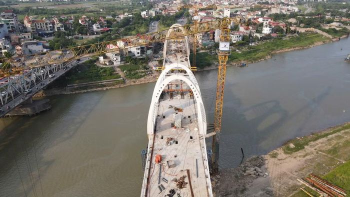 Thông tin từ chủ đầu tư là Ban Quản lý dự án Đường sắt cho biết, phía bờ sông huyện Gia Lâm đang duy trì 5 mũi thi công. Nhà thầu Đạt Phương đảm nhiệm công tác đúc dầm, trong khi nhà thầu Cầu 14 thực hiện 4 mũi thi công các hạng mục hạ bộ gồm bệ, thân trụ, tường chắn cùng đường gom và hệ thống thoát nước.