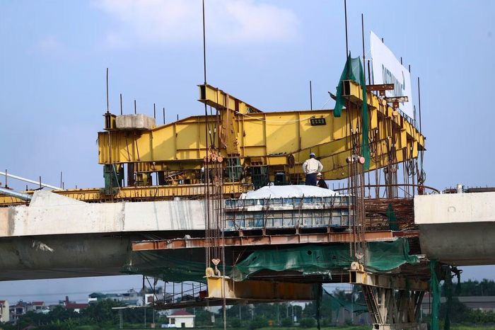Đến thời điểm hiện tại, gói thầu XL02 (cầu đường bộ Đuống) đã hoàn thành khoảng 97% khối lượng phần cầu chính; các đơn vị đang tập trung thi công các hạng mục còn lại với mục tiêu hợp long trước ngày 10/9.