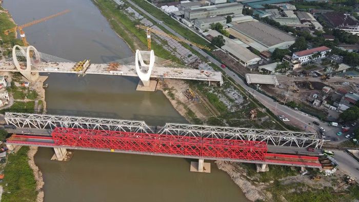 Sau khi hoàn thành hợp long nhịp chính, nhà thầu sẽ triển khai các hạng mục tiếp theo gồm lắp đặt lan can, thảm bê tông nhựa mặt cầu và hoàn thiện các hạng mục phụ trợ trước khi nghiệm thu, đưa công trình vào khai thác.