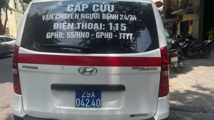 Các dấu hiệu nhận diện xe cứu thương được cấp phép gồm: logo, tên đơn vị và giấy phép trên xe.
