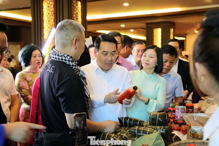Các đại biểu tham quan gian hàng sản phẩm địa phương.