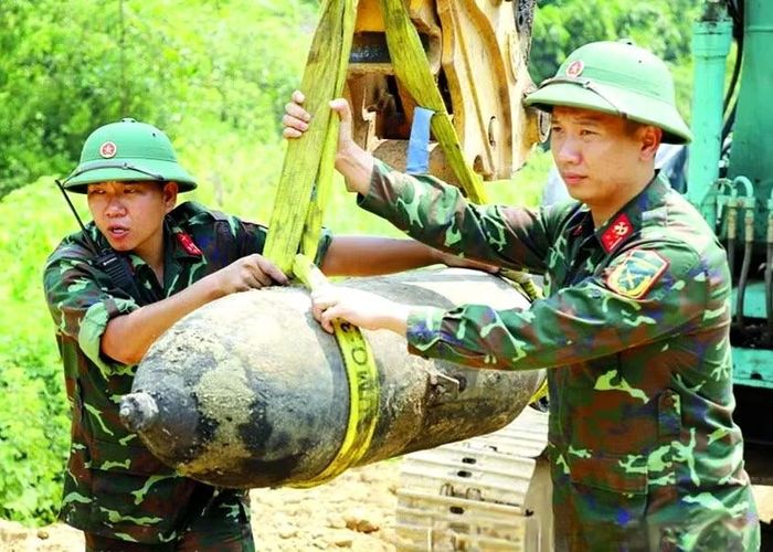 Lực lượng chức năng đưa quả bom vào vị trí hủy nổ bằng cần cẩu chuyên dụng.