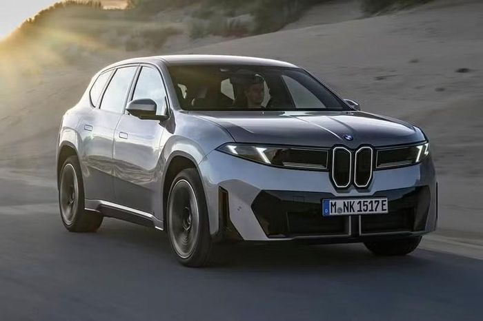 BMW iX3 đã có bản thế hệ mới ở nước ngoài, trong khi ở Việt Nam vẫn bán bản cũ.
