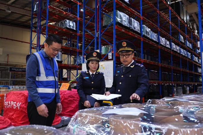 Cán bộ hải quan kiểm tra hàng hoá xuất nhập khẩu. Ảnh: Cơ quan hải quan.