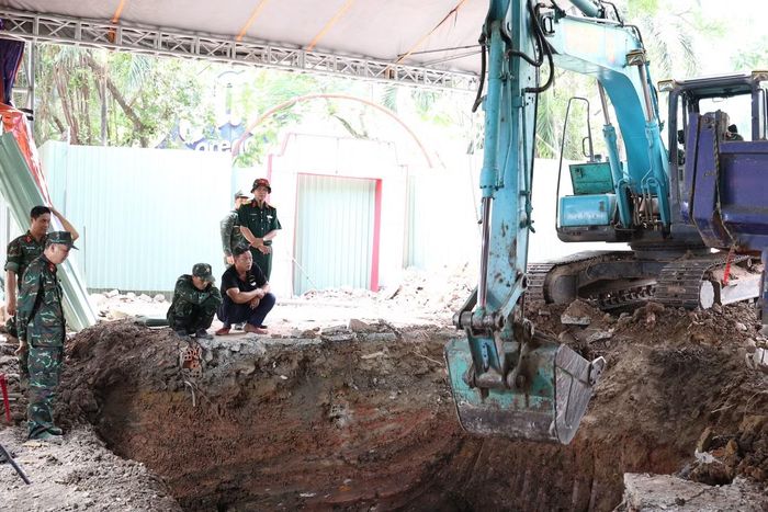 Ngày 8/9, cán bộ, chiến sĩ thuộc Bộ Tư lệnh TPHCM tiếp tục công tác tìm kiếm, quy tập hài cốt liệt sĩ tại công viên, nỗ lực đưa những người anh hùng của dân tộc sớm trở về với quê hương, gia đình.