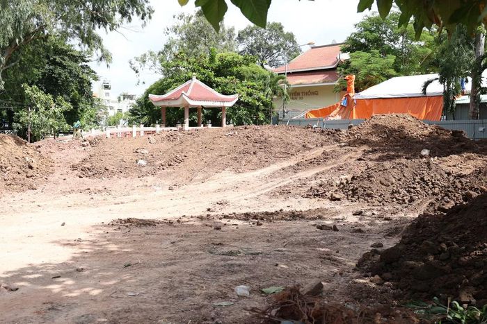 Khối lượng đất được đào từ các vị trí khai quật mộ liệt sĩ đã được đưa vào san lấp các khu vực lân cận bên trong Công viên Lê Thị Riêng.