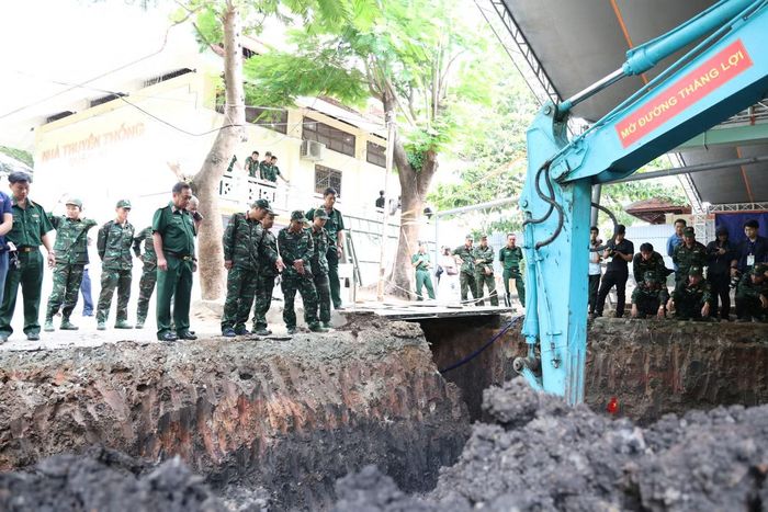  Theo đó, lãnh đạo thành phố giao Sở Văn hóa và Thể thao chủ trì, phối hợp với các cơ quan, đơn vị có liên quan tiếp tục nghiên cứu, đánh giá giá trị lịch sử - văn hóa﻿ của khu vực hố chôn tập thể liệt sĩ tại Công viên Lê Thị Riêng. 