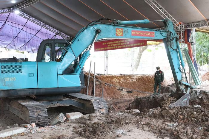Các phương tiện cơ giới đào múc các lớp đất bên trên để phục vụ công tác tìm kiếm, quy tập hài cốt liệt sĩ tại Công viên Lê Thị Riêng.