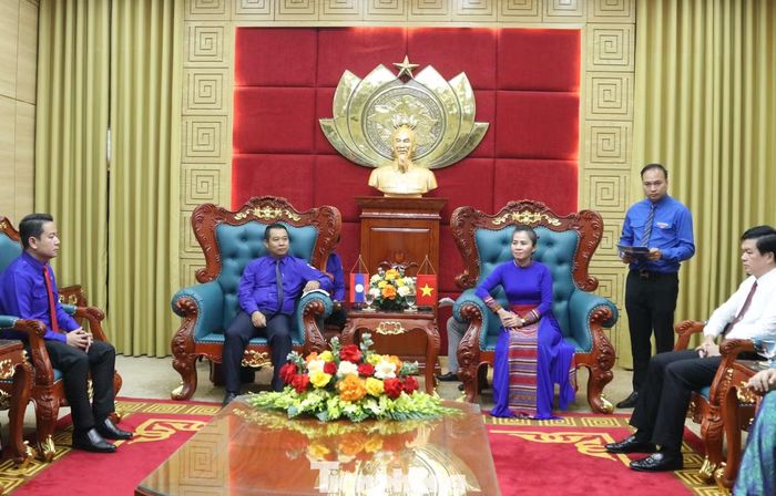 Toàn cảnh buổi lễ đón Đoàn Thanh niên Thủ đô Viêng Chăn tại trụ sở Tỉnh ủy Nghệ An.