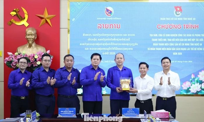 Tỉnh Đoàn Nghệ An, Hội Doanh nhân trẻ tỉnh Nghệ An tặng quà lưu niệm đến lãnh đạo Đoàn Thanh niên Thủ đô Viêng Chăn và Hội Doanh nhân trẻ Thủ đô Viêng Chăn.