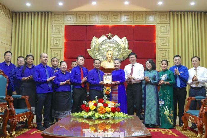 Lãnh đạo Tỉnh Nghệ An tặng quà lưu niệm đến đoàn công tác.