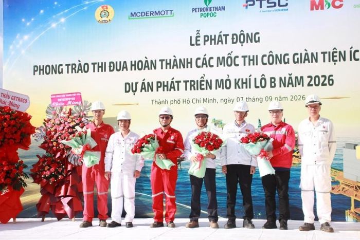 Ông Hoàng Phúc Long - Chủ tịch Công đoàn Vietsovpetro tặng hoa các tập thể và cá nhân tham gia dự án.