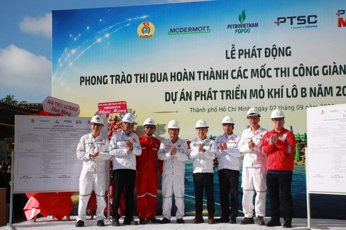 Đại diện Ban Dự án và Công đoàn các đơn vị ký Giao ước thi đua.