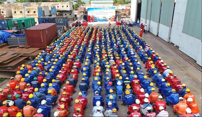 Quang cảnh chung tại Lễ phát động phong trào thi đua hoàn thành các mốc thi công Giàn tiện ích và nhà ở (LQP) thuộc Dự án phát triển mỏ khí Lô B.