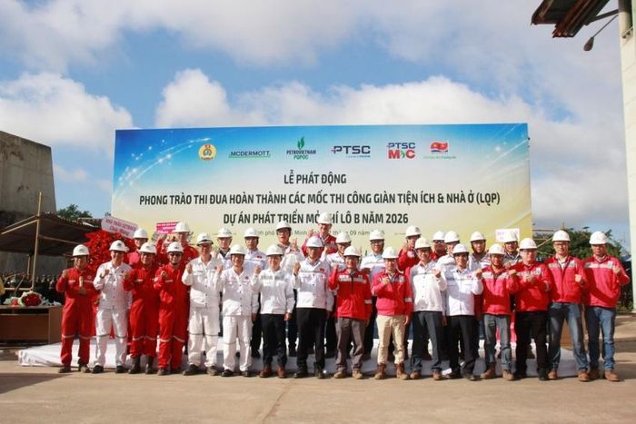Tập thể cán bộ, kỹ sư và người lao động thể hiện quyết tâm hoàn thành dự án.