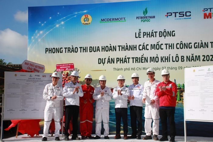 Đại diện Ban Lãnh đạo và Công đoàn các đơn vị ký giao ước thi đua hoàn thành thi công Giàn tiện ích và nhà ở Dự án Phát triển mỏ Khí Lô B