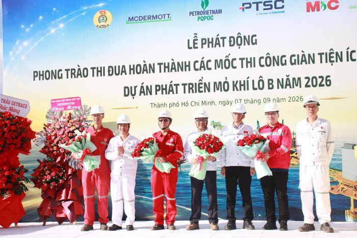 Ông Hoàng Phúc Long - Ủy viên Ban Thường vụ Công đoàn PETROVIETNAM, Chủ tịch Công đoàn Liên doanh Việt – Nga Vietsovpetro và lãnh đạo các đơn vị tặng hoa cho đại diện Ban Dự án và người lao động
