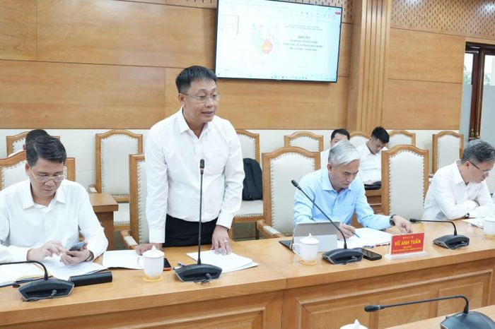 Lãnh đạo Công ty CP Cromit Cổ Định báo cáo tại buổi làm việc.