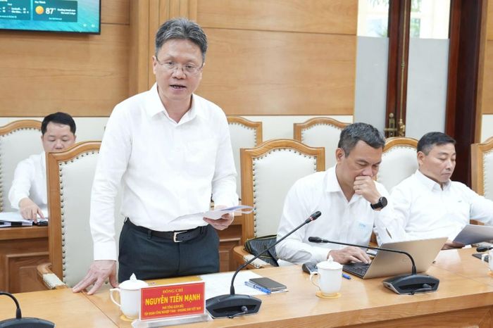 Phó Tổng giám đốc TKV Nguyễn Tiến Mạnh báo cáo tại buổi làm việc.