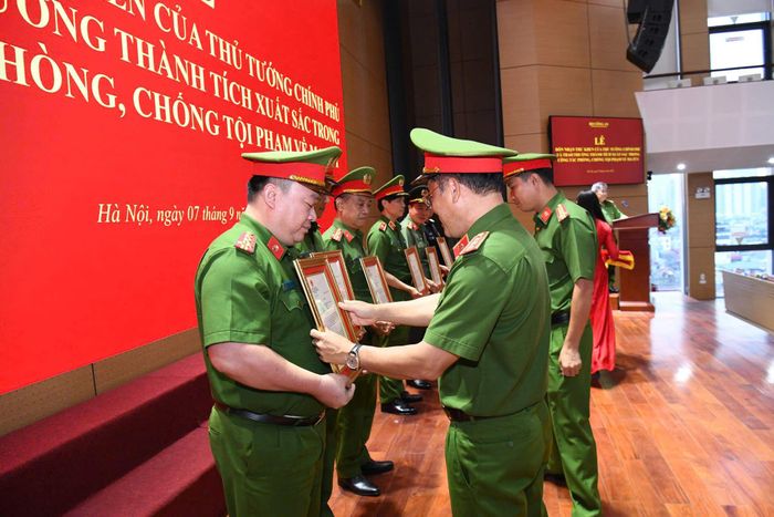 Đại tá Nguyễn Đình Quang - Trưởng Phòng Cảnh sát điều tra tội phạm về ma tuý, Công an tỉnh Hưng Yên vinh dự nhận khen thưởng từ Lãnh đạo Bộ Công an. (Ảnh: CAHY).