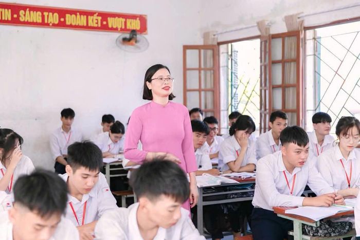 Viên chức giữ chức danh lãnh đạo, quản lý các cơ sở giáo dục cũ được bố trí vị trí việc làm tại trường mới (sau sắp xếp) thì không thuộc đối tượng được xét tinh giản biên chế.
