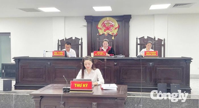 Hội đồng xét xử vụ án Đặng Văn Khởi về tội “Giết người”.