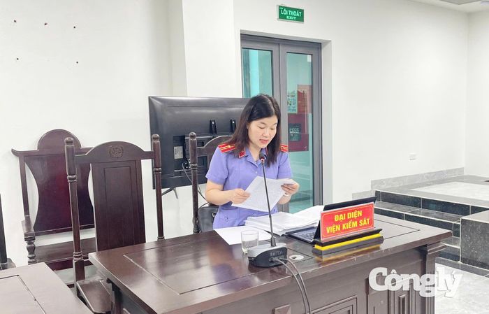 Đại diện VKSND tỉnh Hà Tĩnh tại phiên xử.