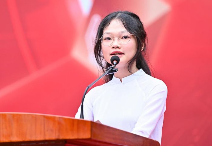 Bích Ngọc phát biểu trong lễ khai giảng tại Đại học Bách khoa Hà Nội. Ảnh: HUST