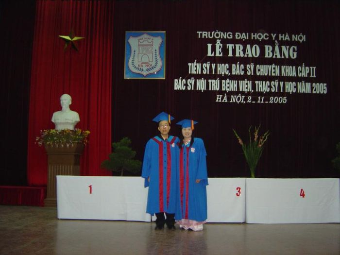 Bác sĩ Phạm Đăng Bảng khi nhận bằng bác sĩ nội trú năm 2005. Ảnh: BSCC.