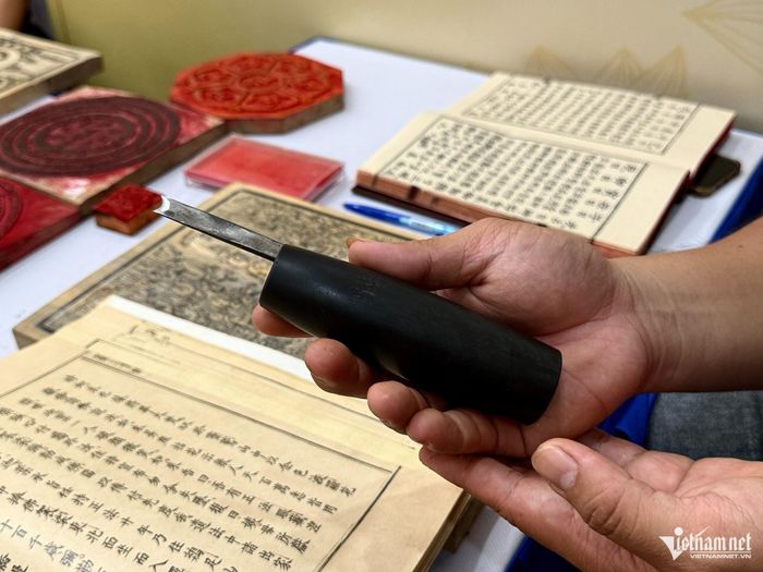 Người thợ Thanh Liễu sử dụng loại dao ngang độc đáo do Đức Tổ Lương Như Hộc sáng tạo ra, hoàn toàn khác biệt so với kỹ thuật dùng dao chéo của Trung Quốc, Nhật Bản hay Hàn Quốc. Ảnh: Bình Minh