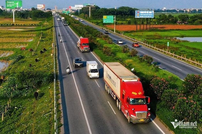 Nhiều đường cao tốc hiện nay chưa xây dựng hoàn thiện, vẫn có cả xe máy đi chung với ô tô khá nguy hiểm. Ảnh: Hoàng Hà