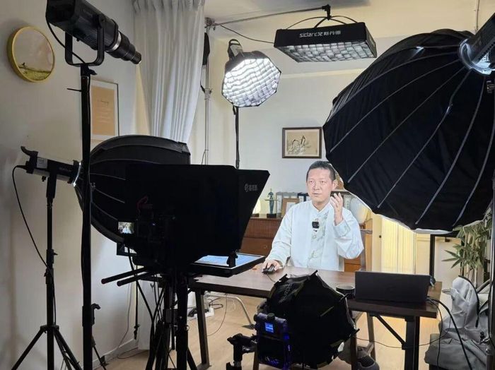 Liu Zhiyu livestream trong căn phòng tại Bắc Kinh, tháng 8/2026. Ảnh: Thepaper