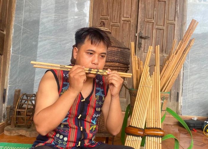 Tre, nứa được Hà chế tác thành những nhạc cụ truyền thống. Ảnh: N.H
