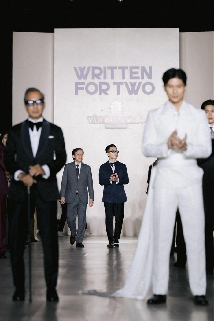 NTK Văn Hoàn và bố - ông Văn Hùng trên sàn catwalk bên cạnh Lâm Bảo Châu và Thuận Nguyễn.