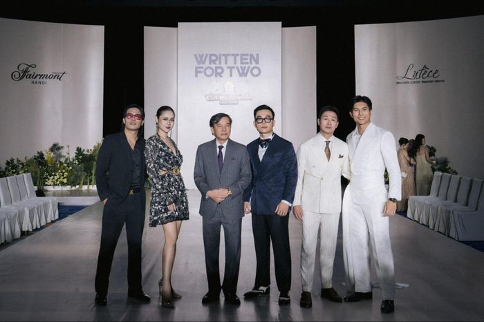 NTK Văn Hoàn và bố - ông Văn Hùng cùng các khách mời của show diễn