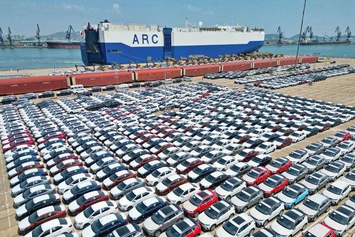 Ô tô đang chờ được chuyển lên tàu tại cảng Yên Đài, tỉnh Sơn Đông. Ảnh: China Daily