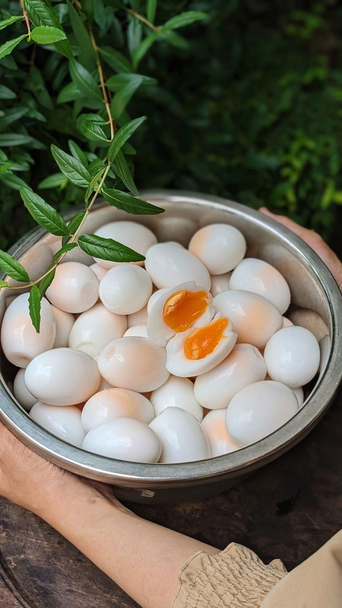 Món trứng vịt luộc lòng đào hấp dẫn. Ảnh: Hoang Em Nguyen