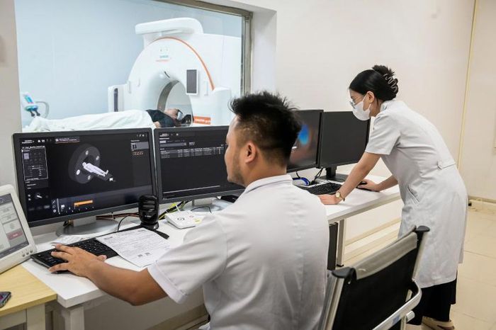 Thực hiện khám cận lâm sàng tại Bệnh viện Bạch Mai cơ sở Ninh Bình. Ảnh: Trọng Tùng.