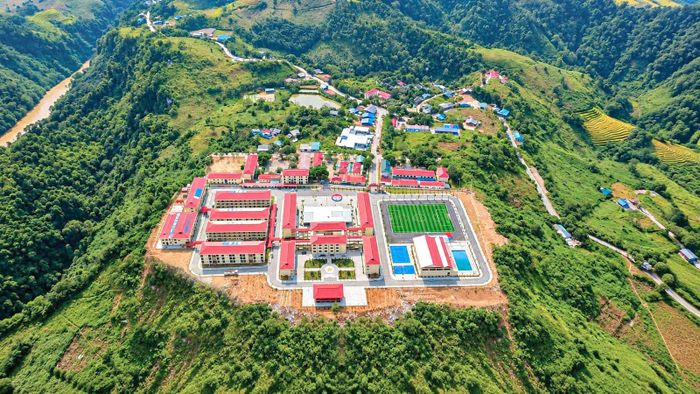 Trường Phổ thông Dân tộc Nội trú liên cấp Pa Tần khang trang giữa vùng biên Lai Châu, sẵn sàng đón học sinh bước vào năm học mới.