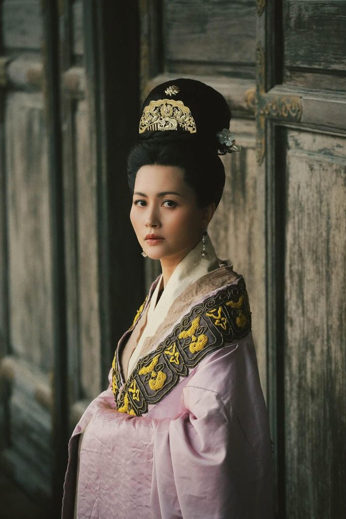 Đỗ Thị Hải Yến với tạo hình hoàng hậu. 
