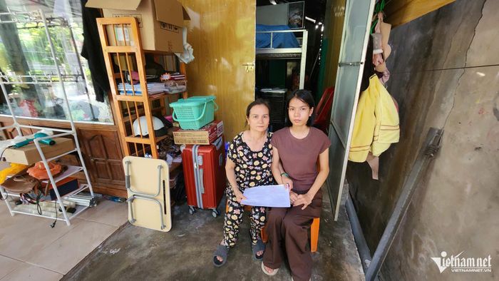 Bên trong căn phòng tuềnh toàng của hai mẹ con Quỳnh 