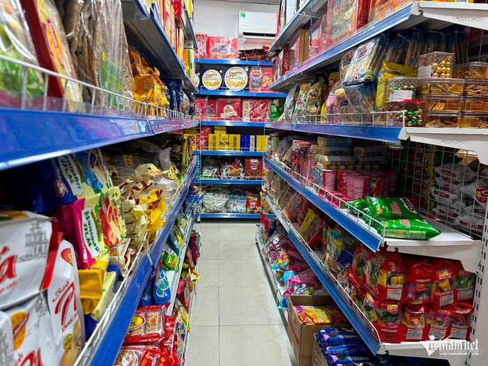 Trong thời gian chờ đề xuất nâng mức doanh thu được áp dụng phương pháp tính thuế đơn giản từ 3 tỷ lên 10 tỷ đồng, hộ kinh doanh, cá nhân kinh doanh vẫn phải tạm nộp thuế thu nhập cá nhân. Ảnh: Nguyễn Lê