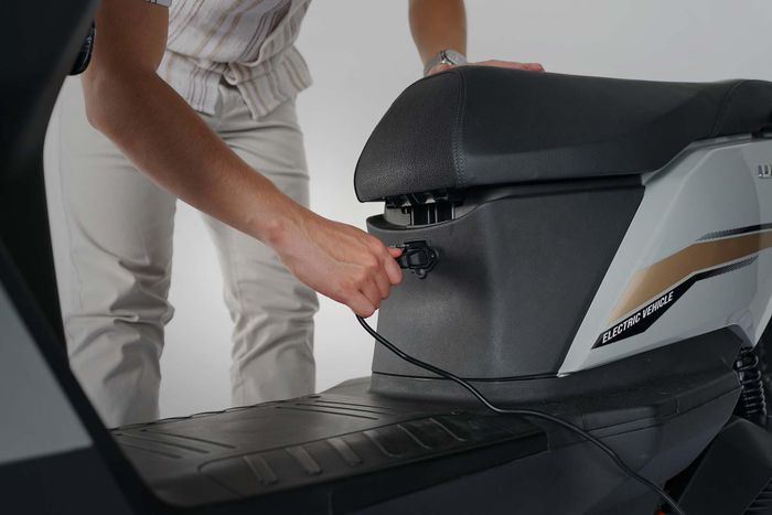 Những thói quen khi sạc xe máy điện có thể gây cháy, nổ. Ảnh: Unitedmotor.